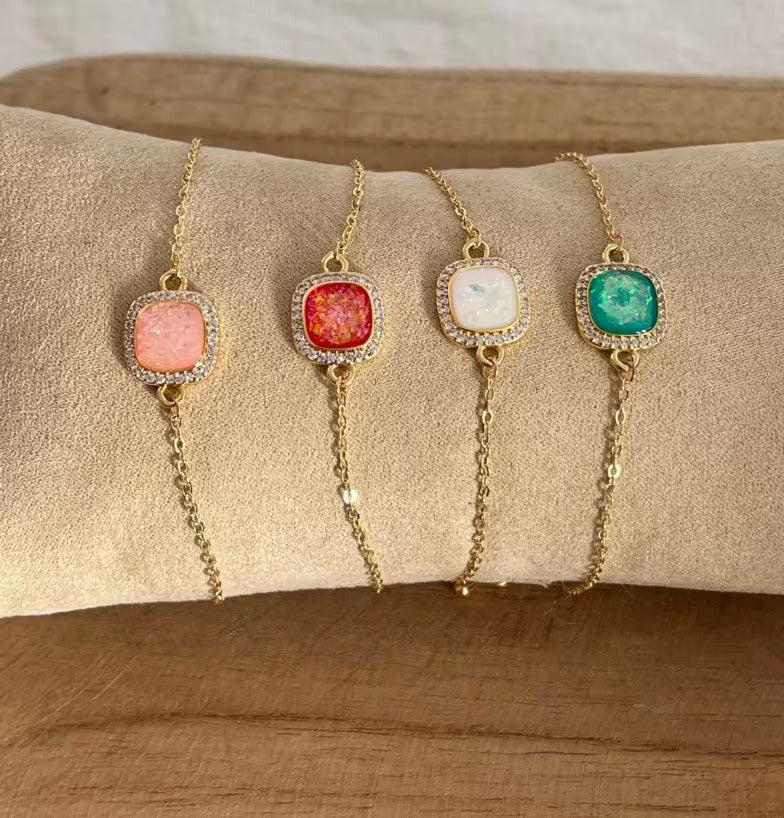 Bracelet EDOUARD - doré , carré en strass et résine nacrée.