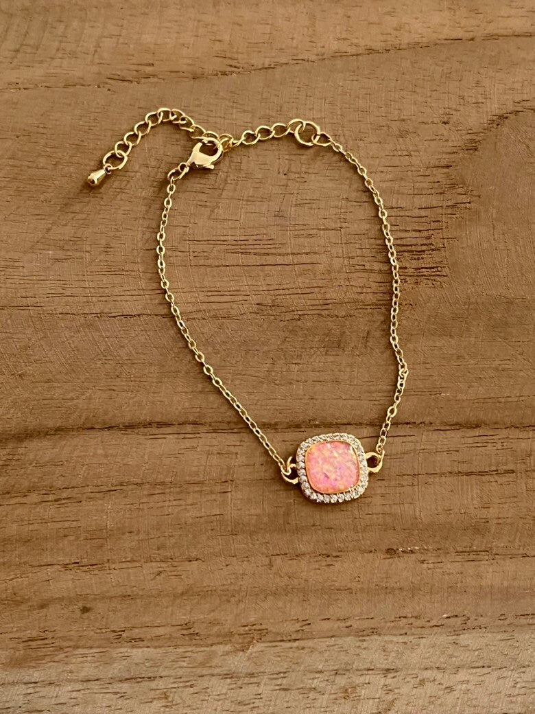 Bracelet EDOUARD - doré , carré en strass et résine nacrée.