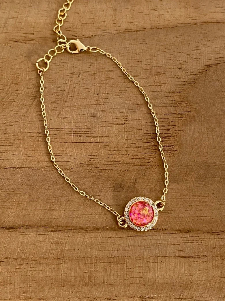 Bracelet HUGO - doré, rond en strass et résine nacrée.