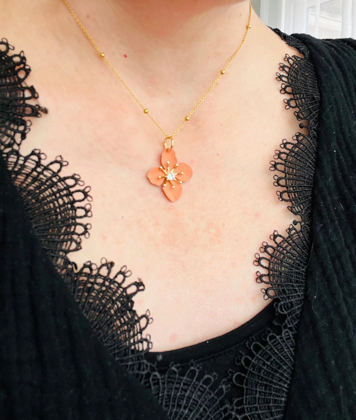 Collier fleur ALBAN - acier inoxydable doré et corail