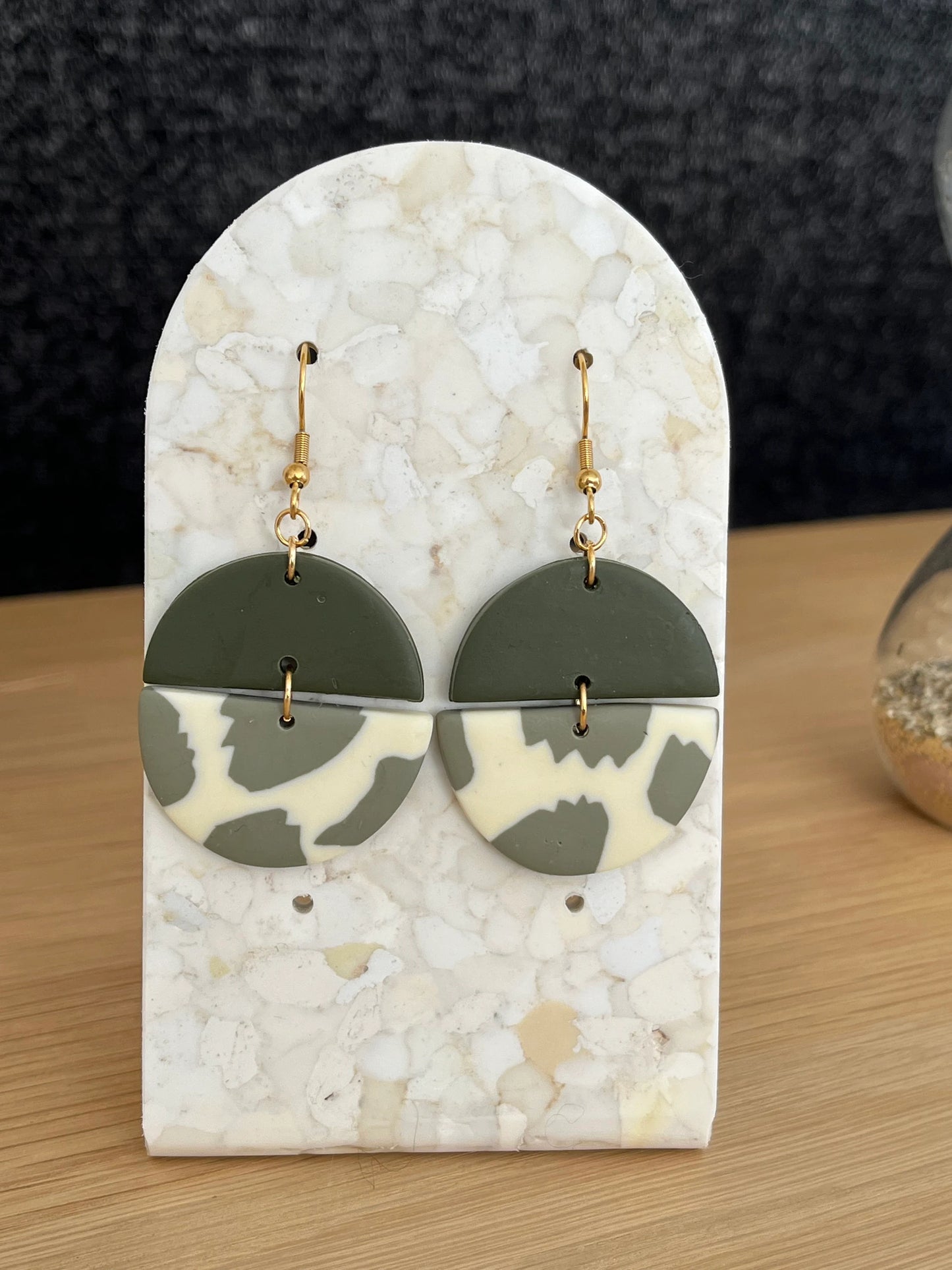 Boucles d’oreilles THAIS - kaki et écru en argile polymère