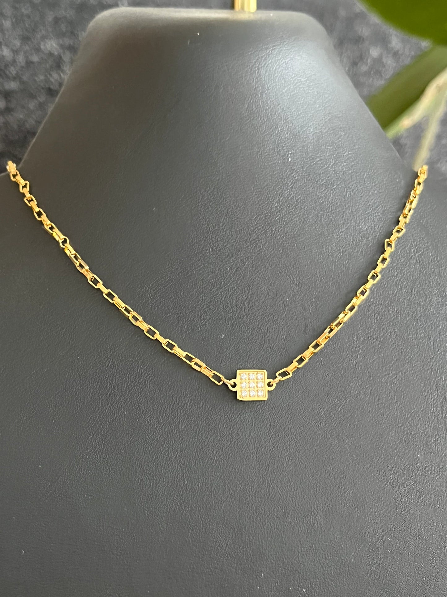 Collier court LIAM - en acier inoxydable doré et zircon cristal