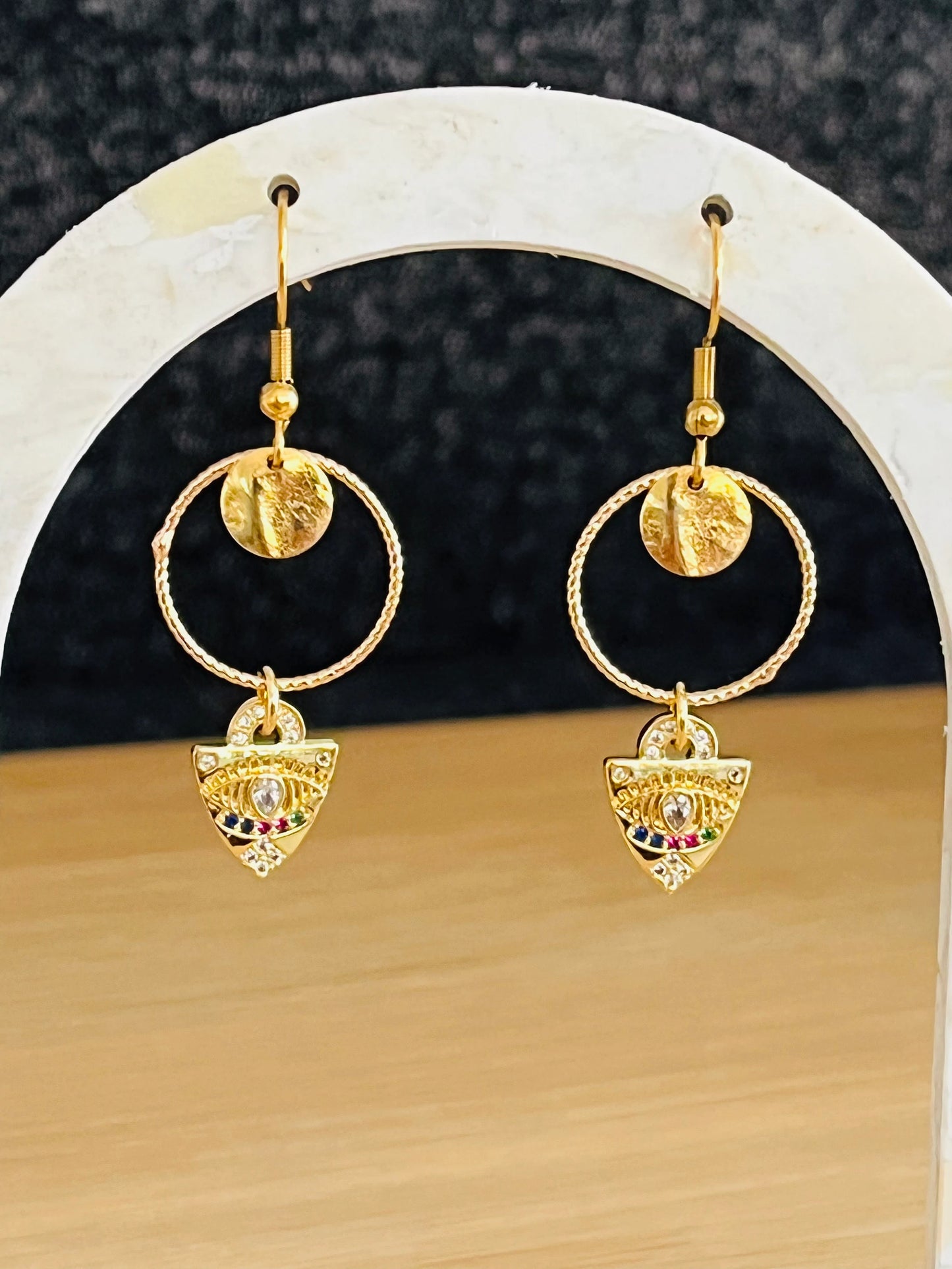 Boucles d’oreilles MILA - doré à l’or fin, triangle zircons multicolores