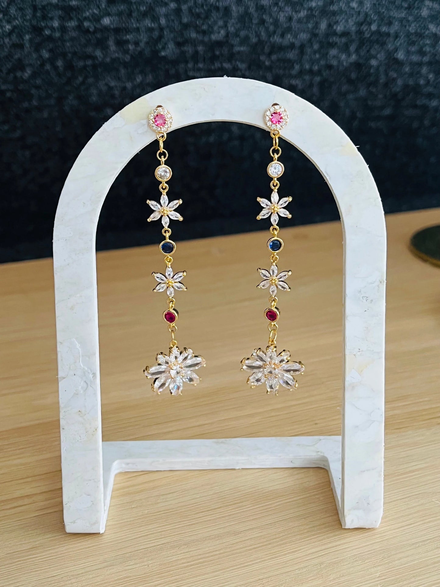 Boucles d’oreilles CELIA - dorées à l’or fin 18k - verre Crystal - zircons bleu et rose fuchsia
