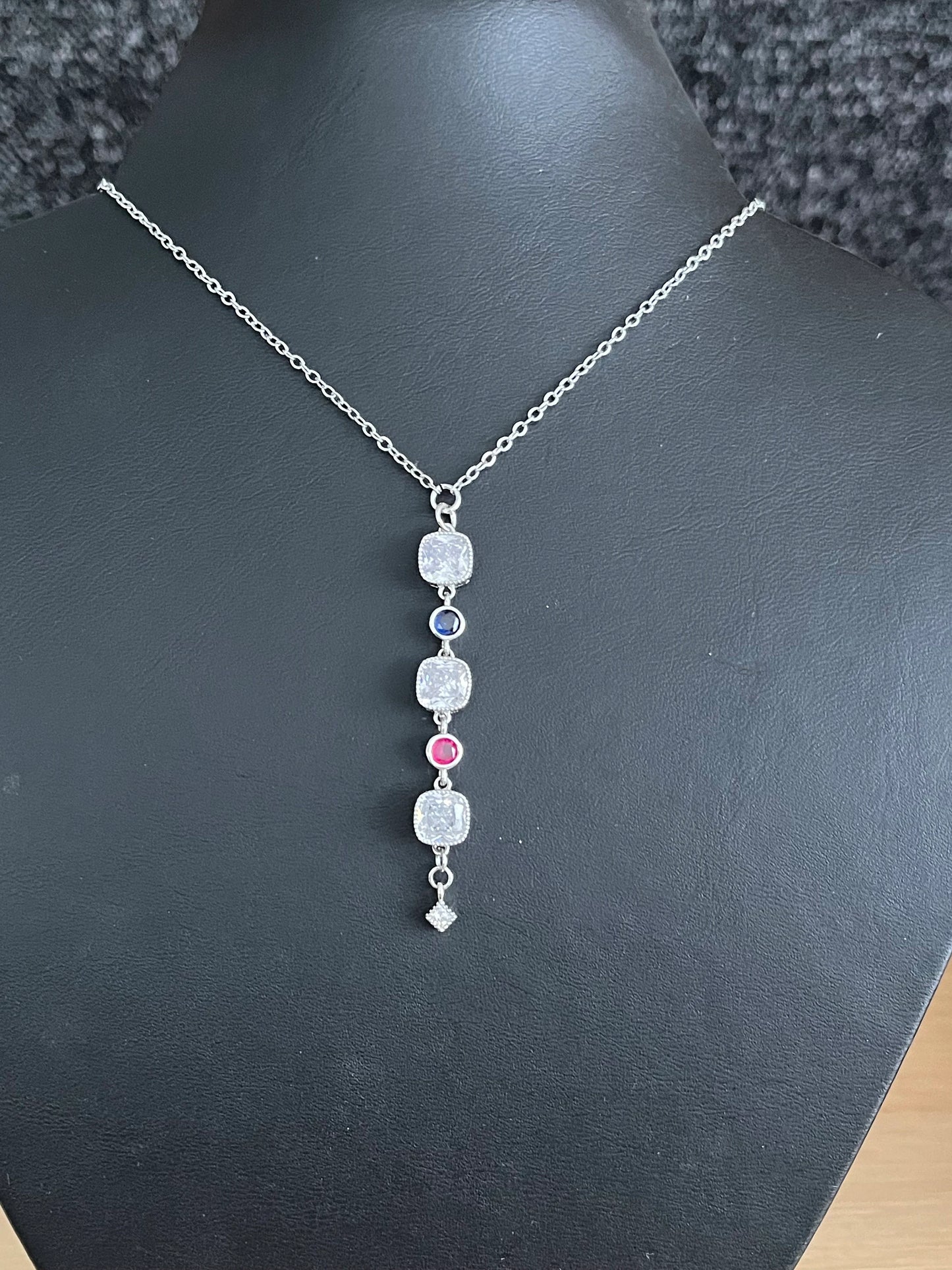 Collier MILLIE - argenté, zircons bleu et rose fuchsia