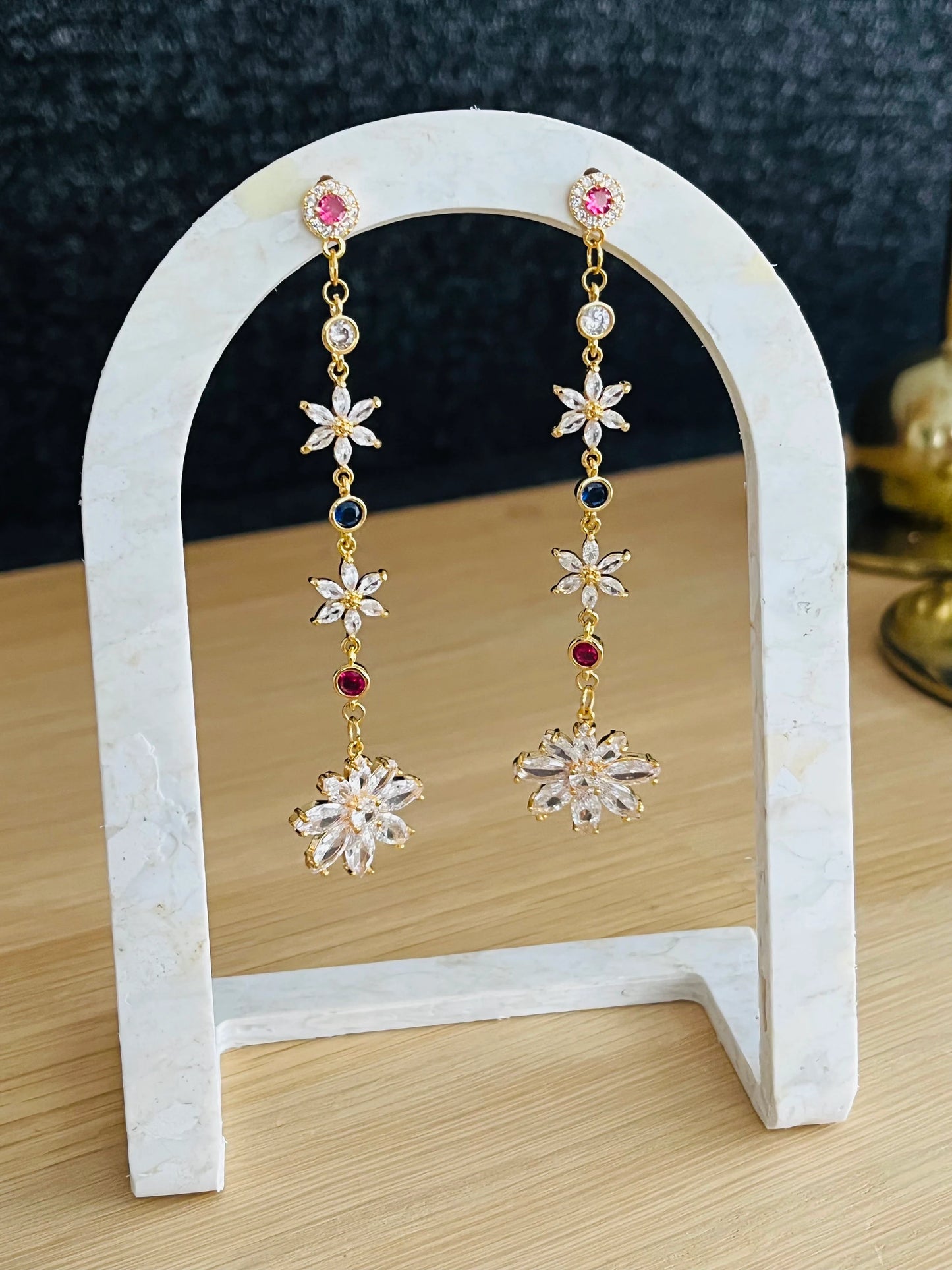 Boucles d’oreilles CELIA - dorées à l’or fin 18k - verre Crystal - zircons bleu et rose fuchsia