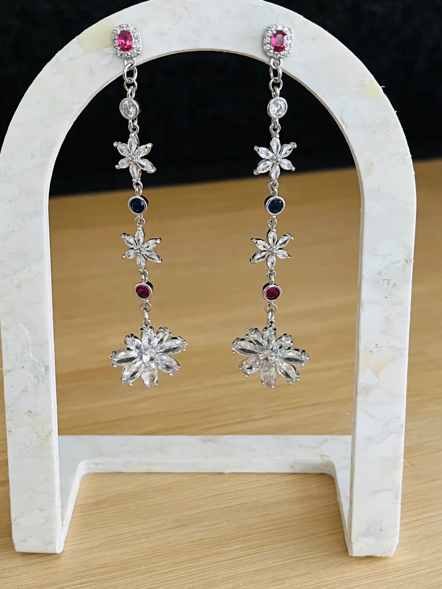 Boucles d’oreilles AMANDA - fleur argenté, bleu et rose fuchsia