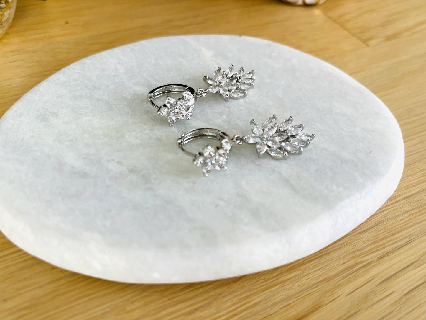 Boucles d’oreilles Créoles MONA - fleurs argenté et verre cristal