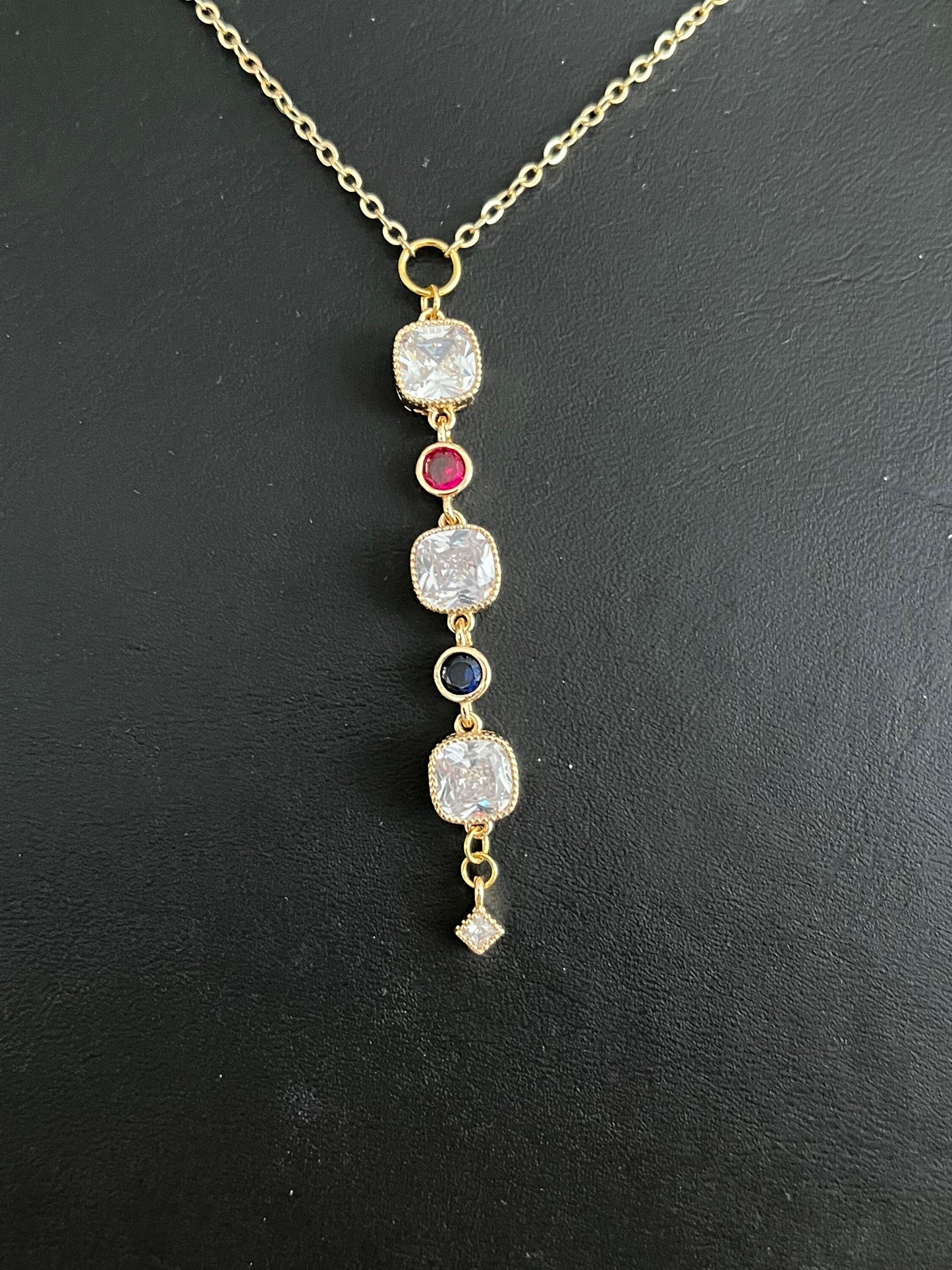 Collier MILLIE - doré à l’or fin 18k, zircons bleu et rose fuchsia