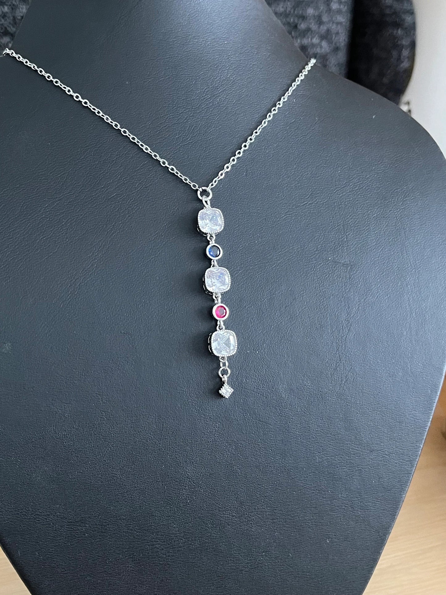 Collier MILLIE - argenté, zircons bleu et rose fuchsia