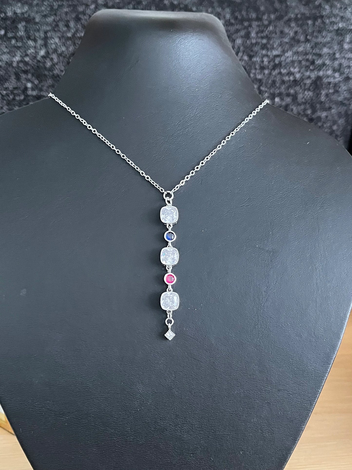 Collier MILLIE - argenté, zircons bleu et rose fuchsia