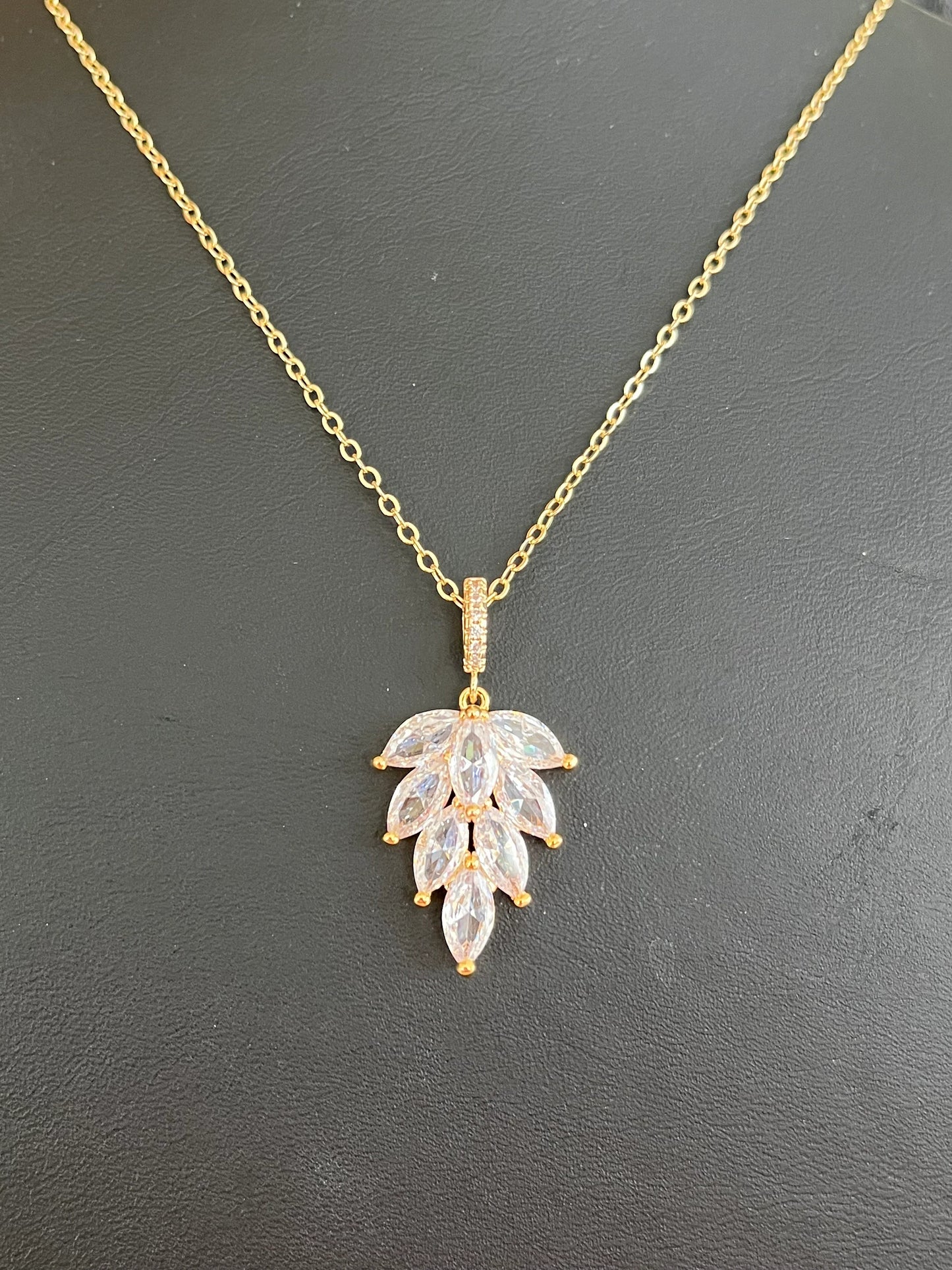 Collier ARNOLD - Pendentif feuille en verre cristal