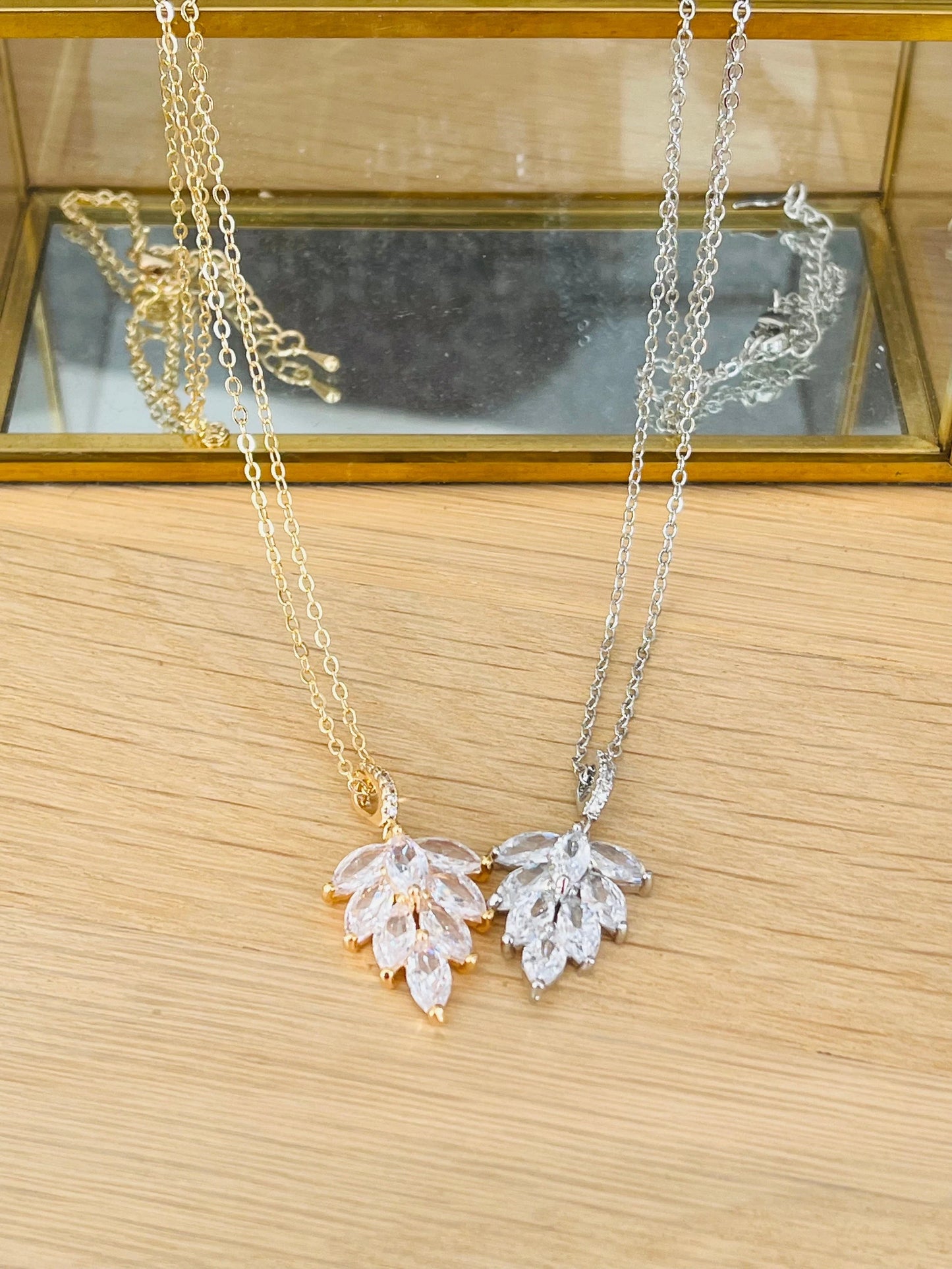 Collier ARNOLD - Pendentif feuille en verre cristal