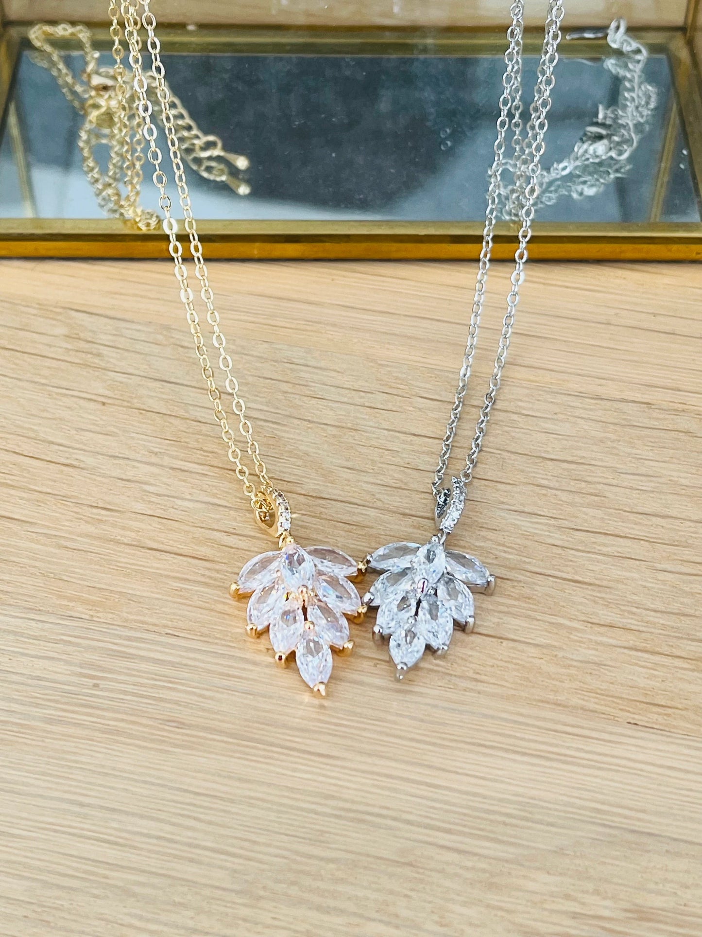Collier ARNOLD - Pendentif feuille en verre cristal