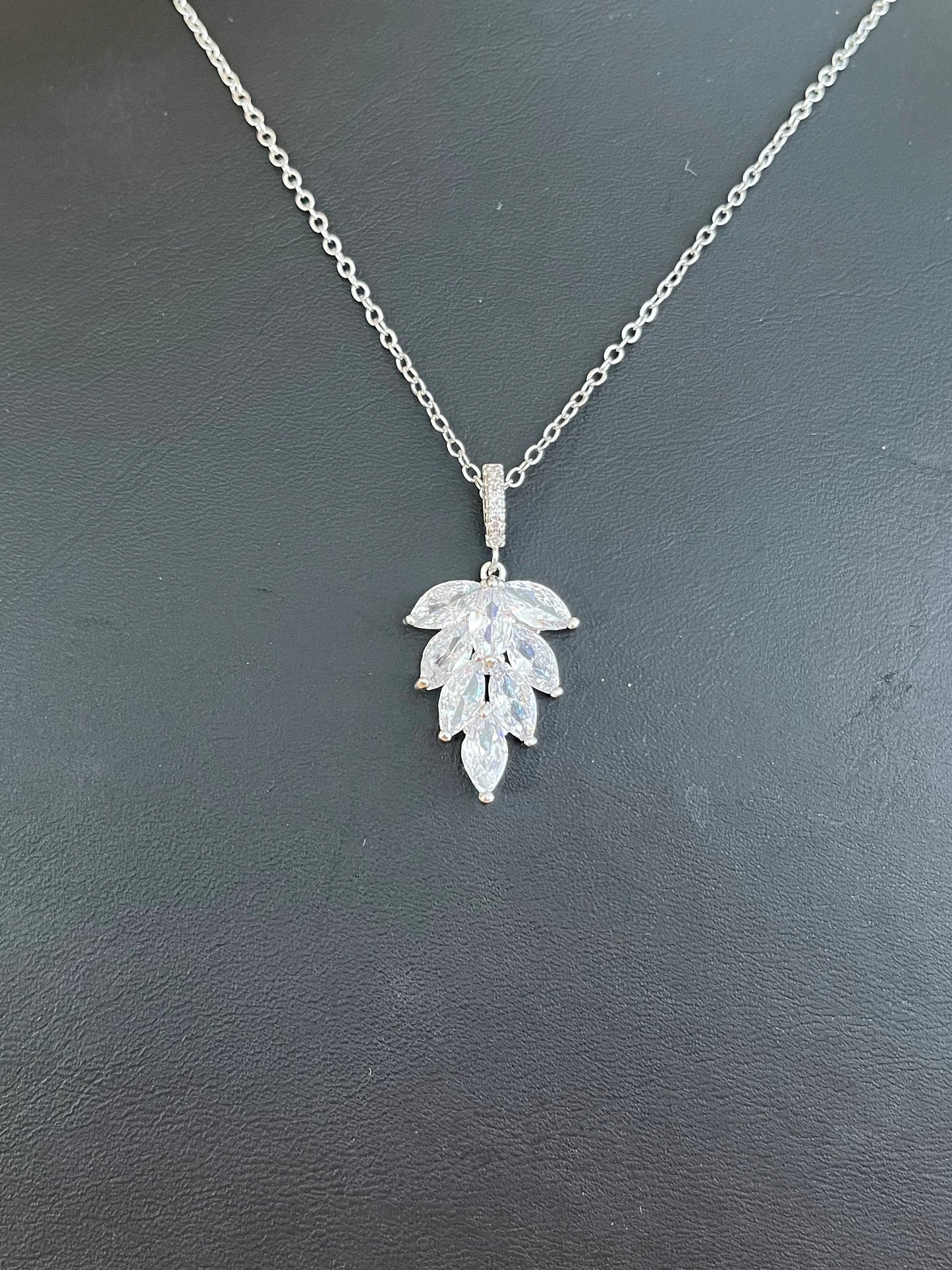 Collier ARNOLD - Pendentif feuille en verre cristal