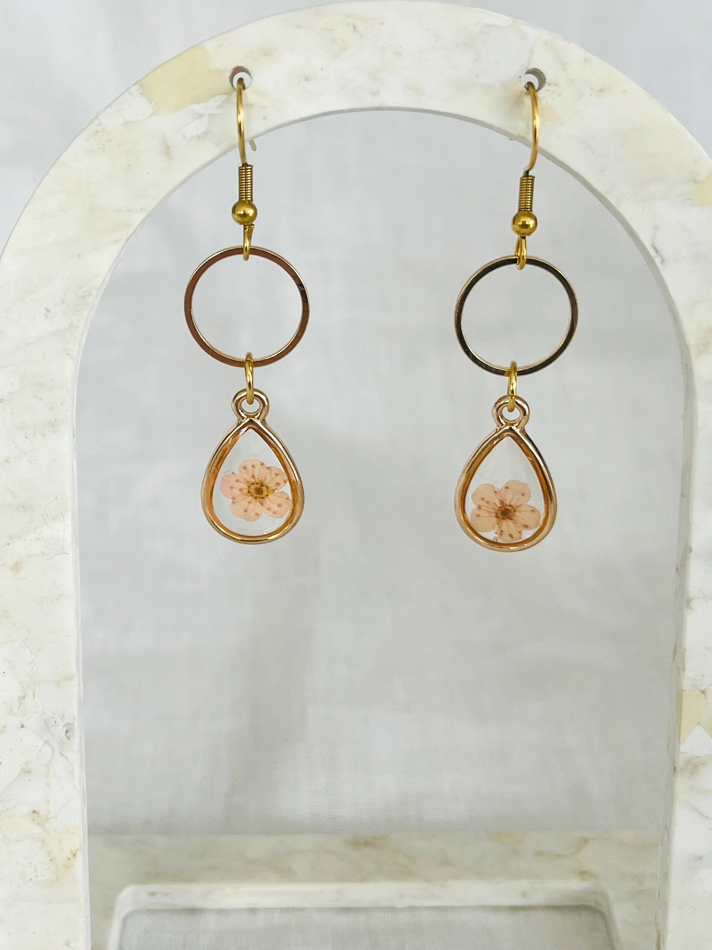 Boucles d’oreilles MONICA - goutte doré et fleurs séchées couleur pêche