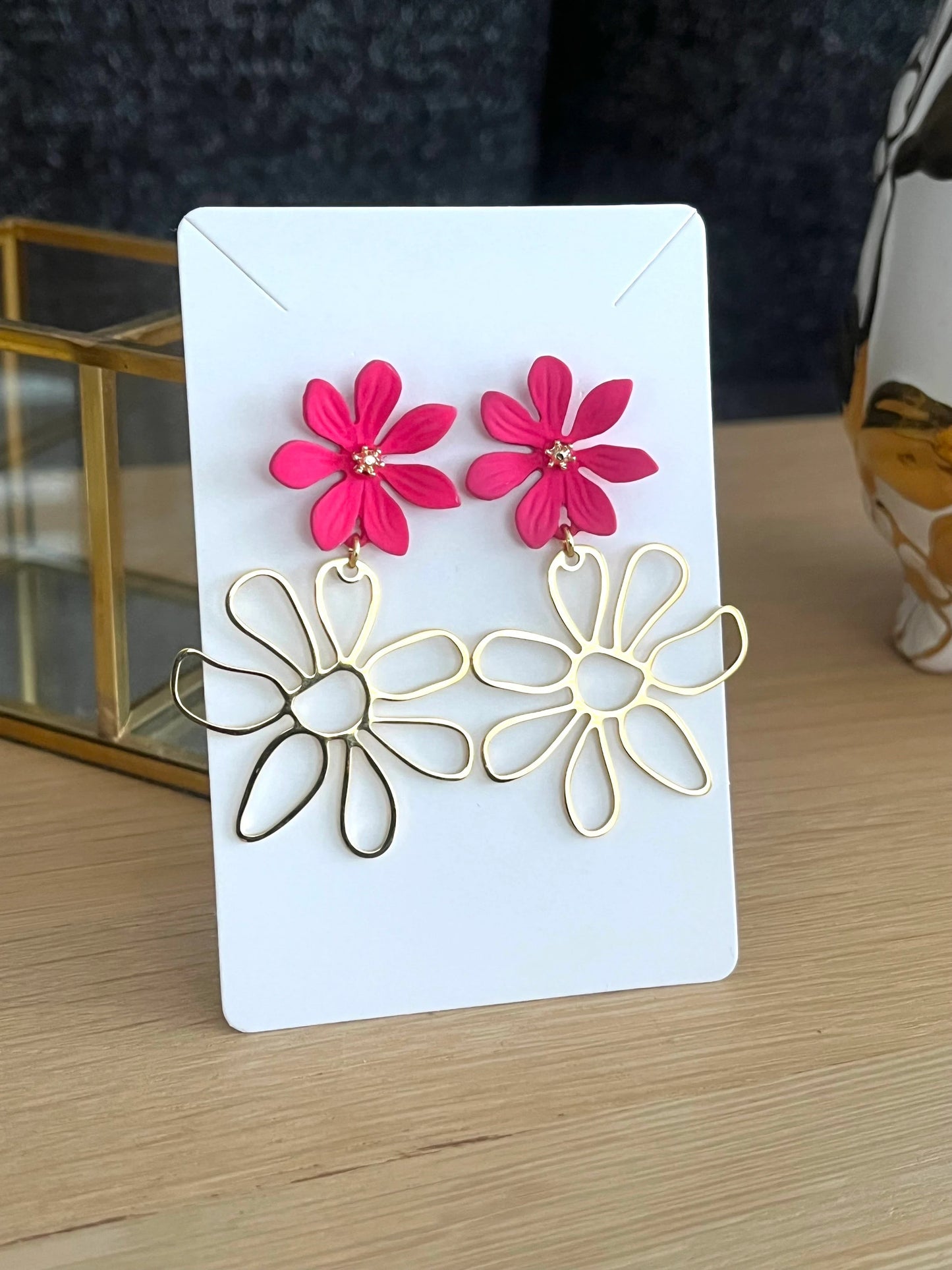 Boucles d’oreilles SARAH - Fleur en acier inoxydable doré et rose fuchsia