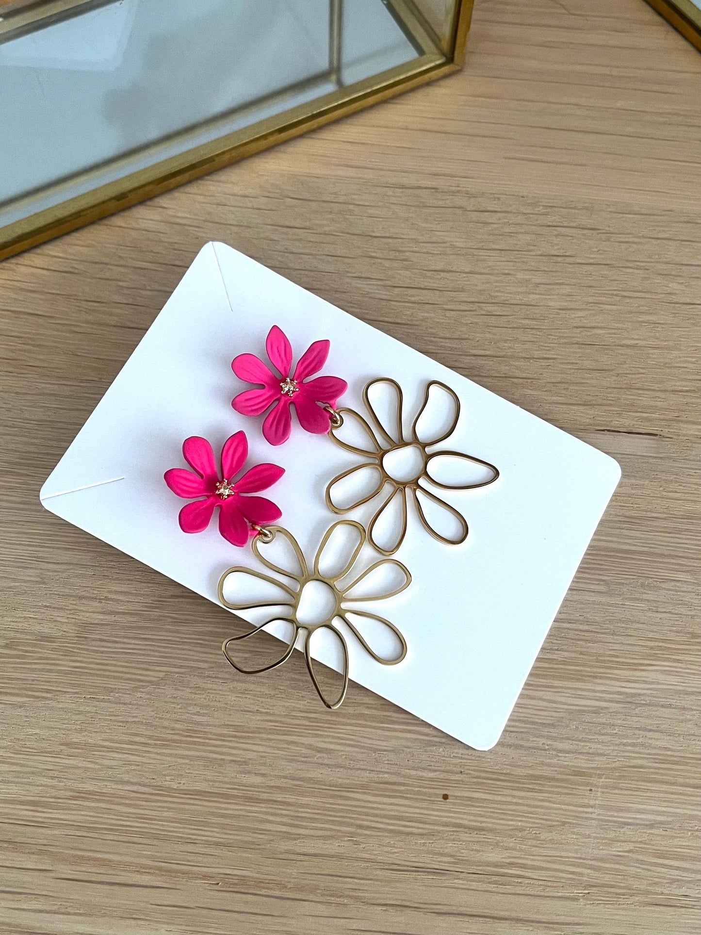 Boucles d’oreilles SARAH - Fleur en acier inoxydable doré et rose fuchsia