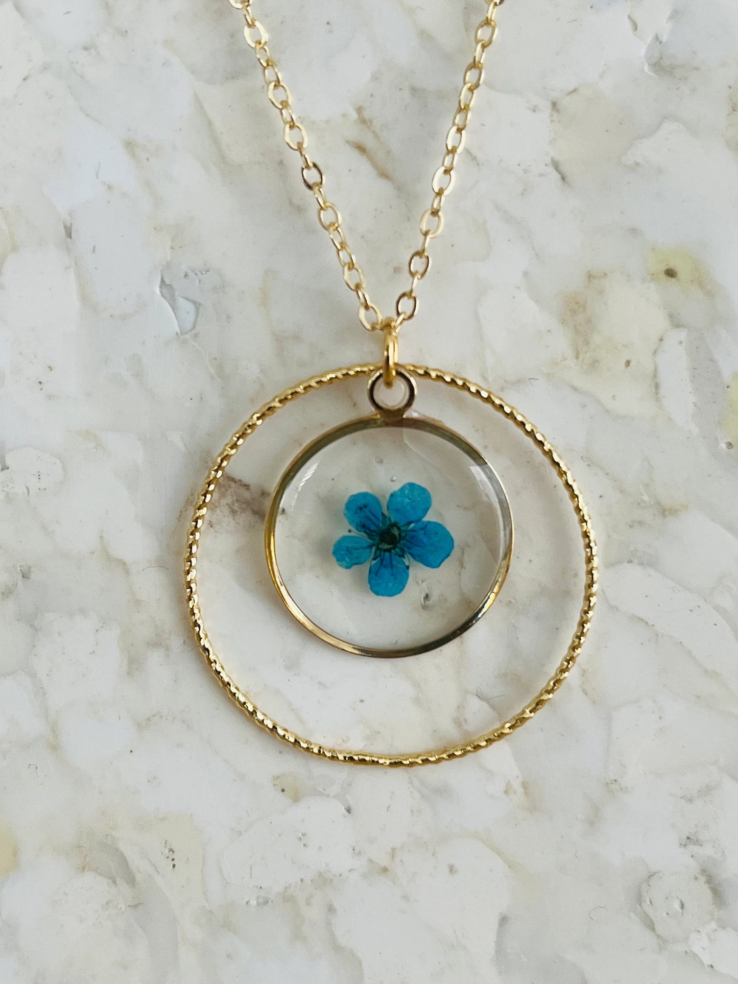 Collier NATHAN - doré à l’or fin 18k et fleur séchée bleue