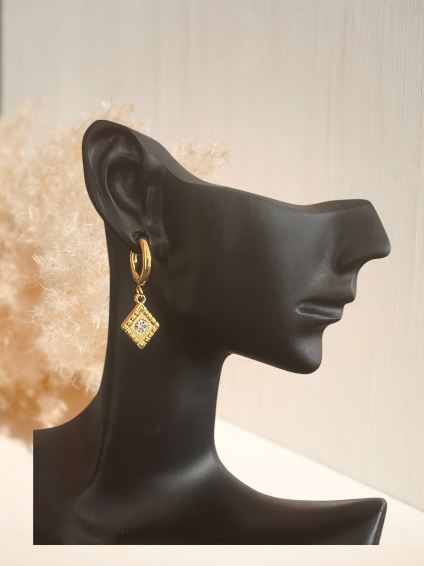 mono boucle d'oreille créole 13mm en acier inoxydable doré. Pendentif losange à strass. Bijou fantaisie fait main.