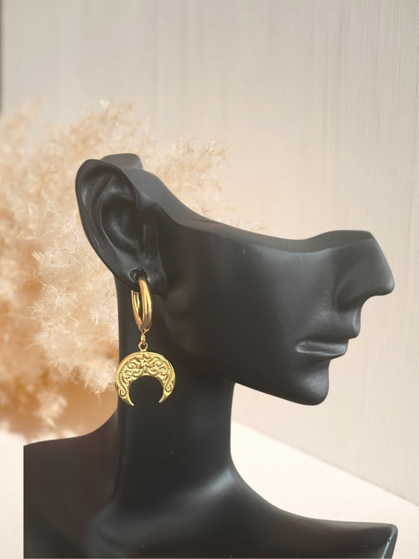 mono boucle d'oreille créole 15mm en acier inoxydable doré.
Pendentif demi-lune ethnique.
Bijou fantaisie fait main.