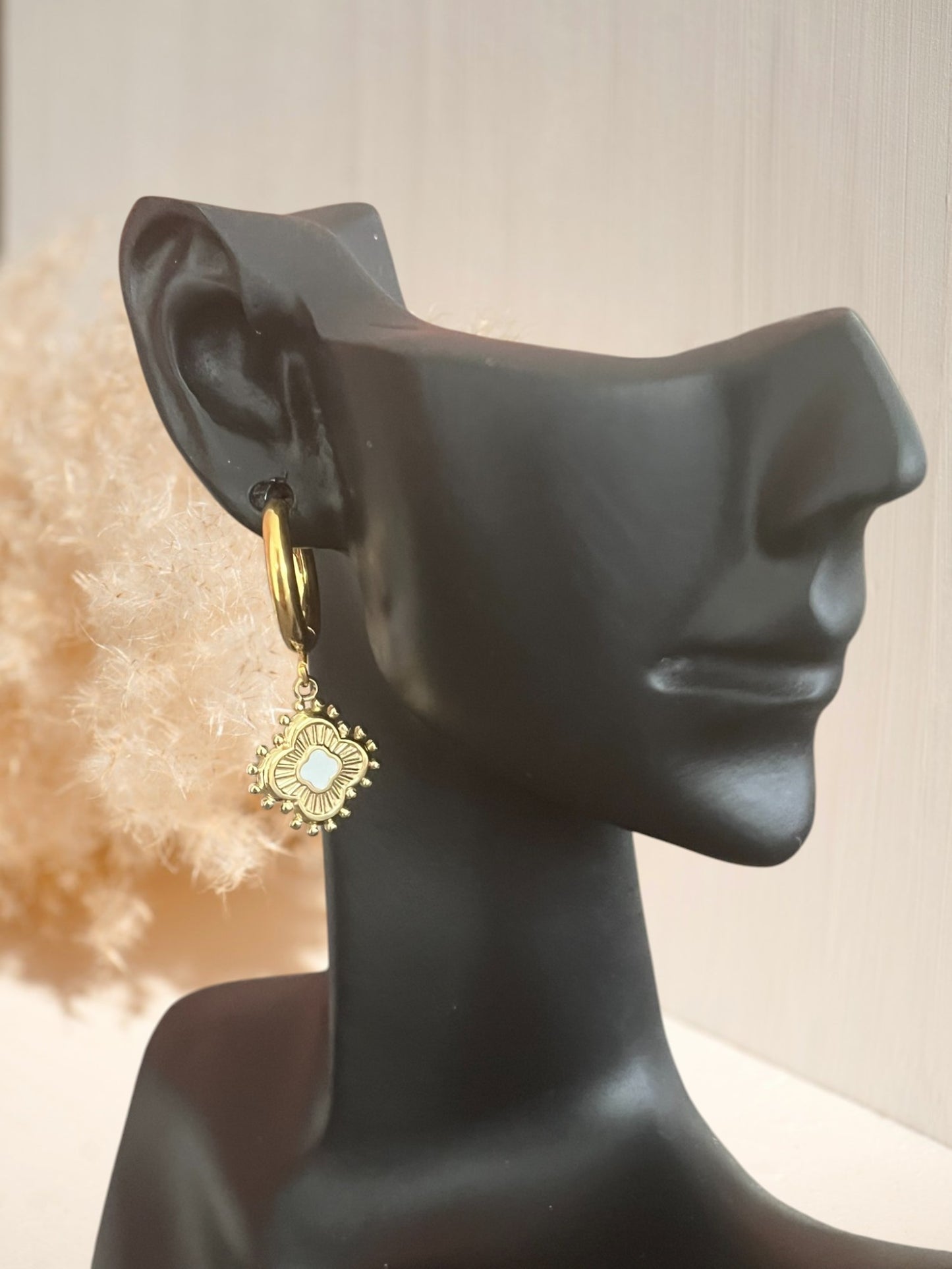 mono boucle d'oreille créole 15mm en acier inoxydable doré.
Pendentif trèfle émaillé blanc.
Bijou fantaisie fait main.