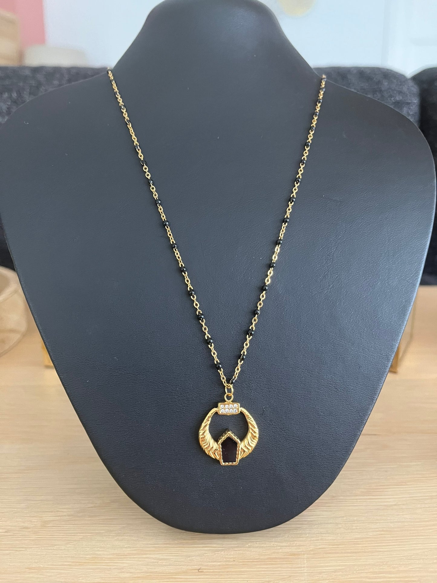 Collier ELIAS - acier doré et noir, pendentif ethnique