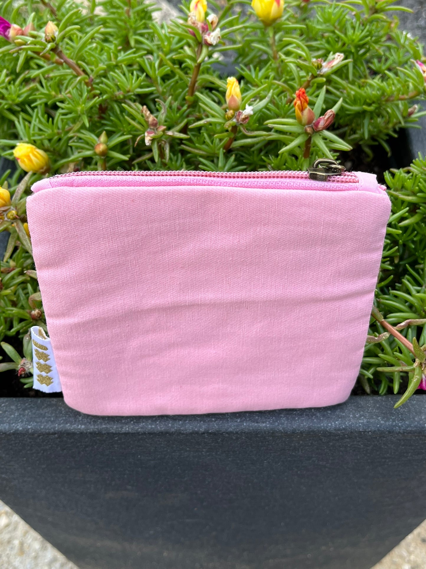 Pochette fabriquée à la main en Inde
Tissée de perles en verre
Motif cerises rose et rouge