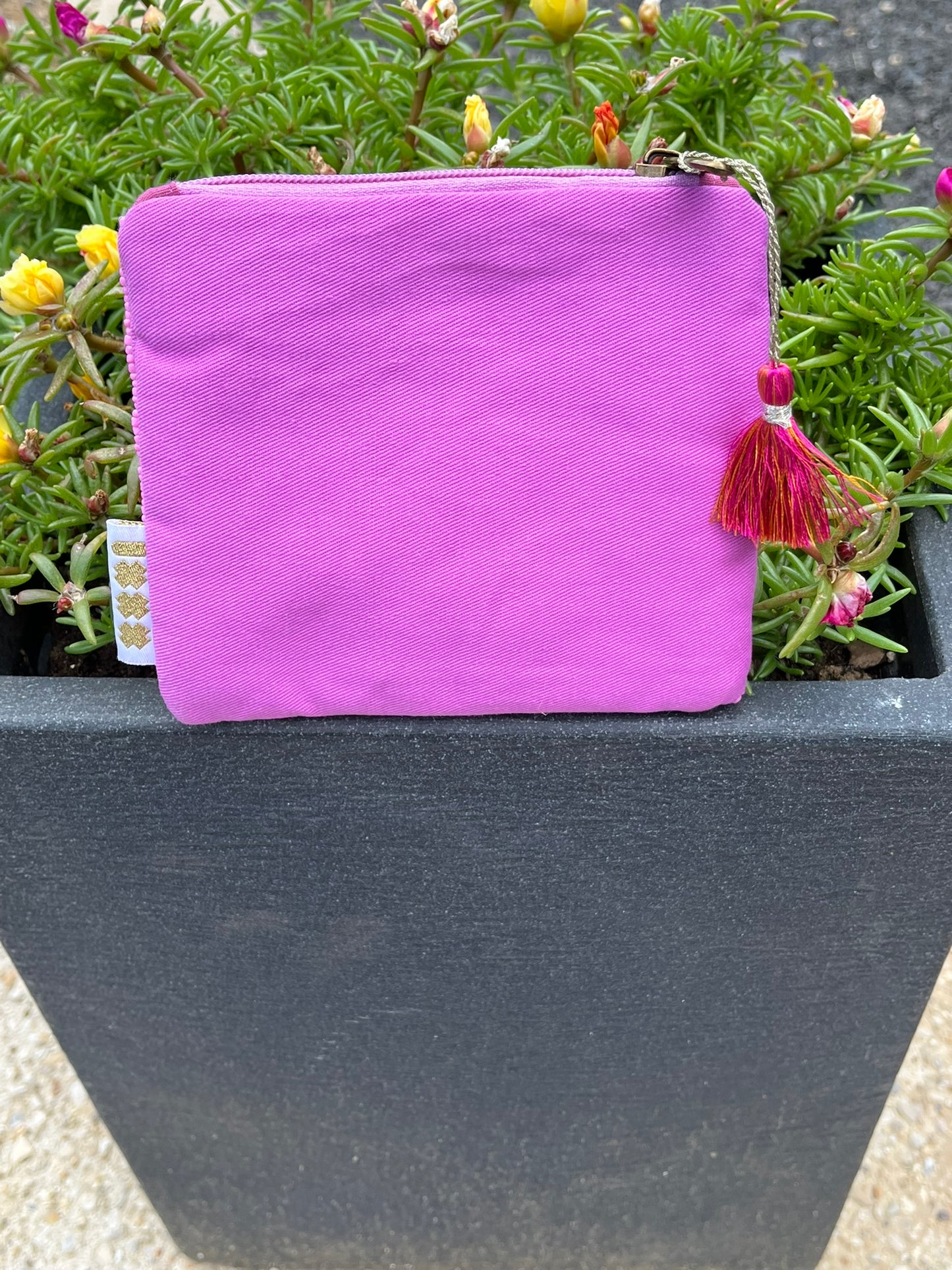 Pochette fabriquée à la main en Inde
Tissée de perles en verre
Motif Citron jaune et rose