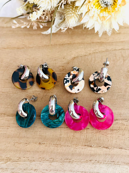 Boucles d'oreilles à clous style créoles bombées argentées.
Pendentifs donut en acrylique.
Boucles d'oreilles fantaisie fait main.