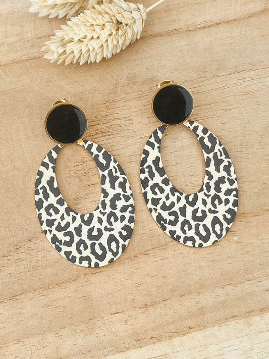 Boucles d'oreilles fantaisie faites main.
Clous d'oreilles en acier inoxydable doré et émail noir.
Pendentifs ovales imprimé léopard or et noir.
Bijou fantaisie fait main