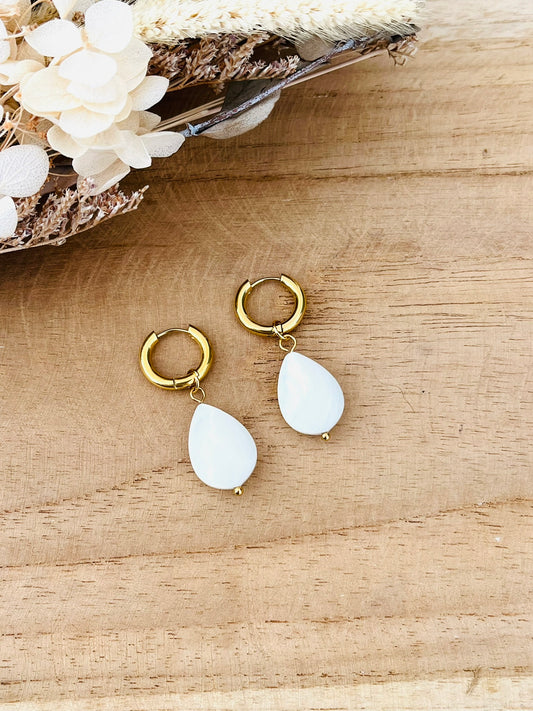 Boucles d'oreilles créoles fantaisie faites à la main.
Créoles en acier inoxydable doré de 15mm.
Pendant en nacre naturelle forme goutte.
Bijou fantaisie fait main.