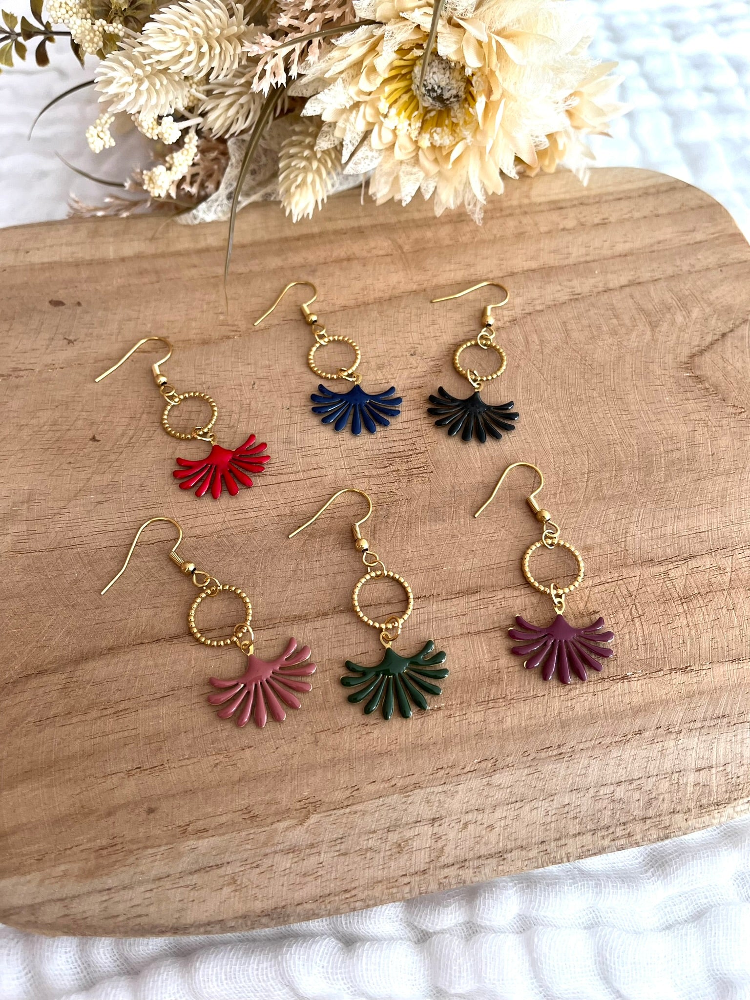 Boucles d'oreilles fantaisie fait main.
Boucles d'oreilles en acier inoxydable doré. Pendentifs feuille de ginkgo émaillé.
Bijou fantaisie fait main