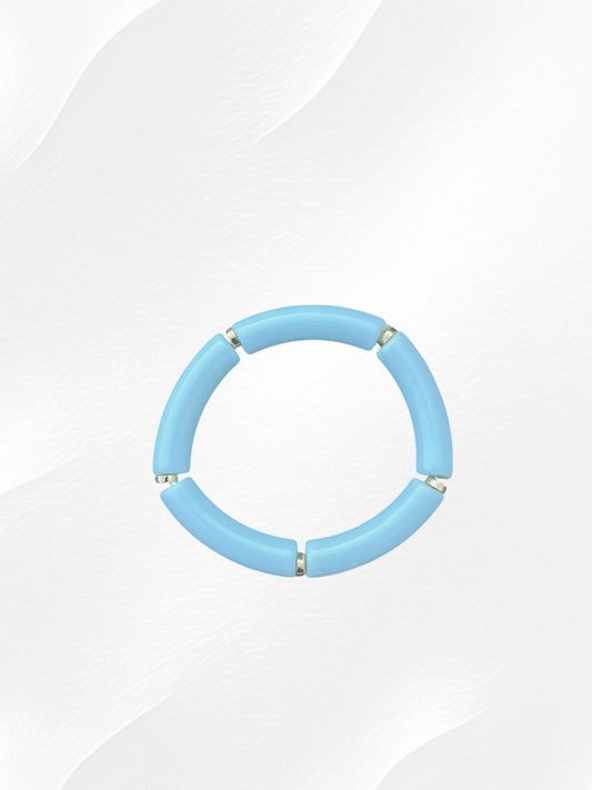 Bracelet pour enfant monté sur élastique.
Perles en acrylique bleu ciel et petites perles intercalaires dorées en plastique.