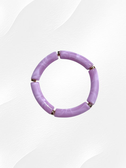 Bracelet pour enfant monté sur élastique.
Perles en acrylique lilas marbré et petites perles intercalaires dorées en plastique