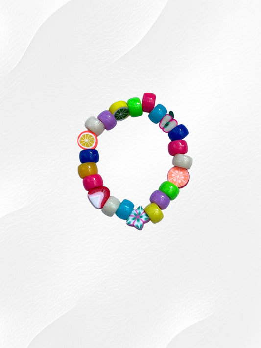 Bracelet pour enfant monté sur élastique.
Perles en acrylique multicolores fluo et perles fruits en argile polymère.