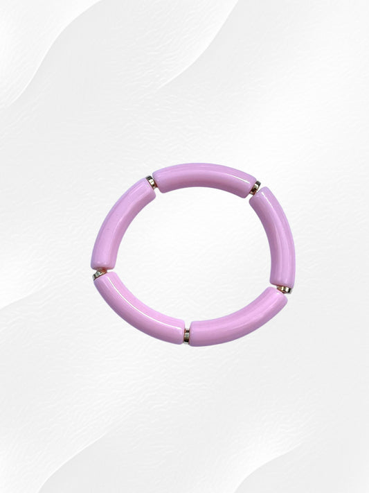 Bracelet pour enfant monté sur élastique.
Perles en acrylique rose et petites perles intercalaires dorées en plastique.