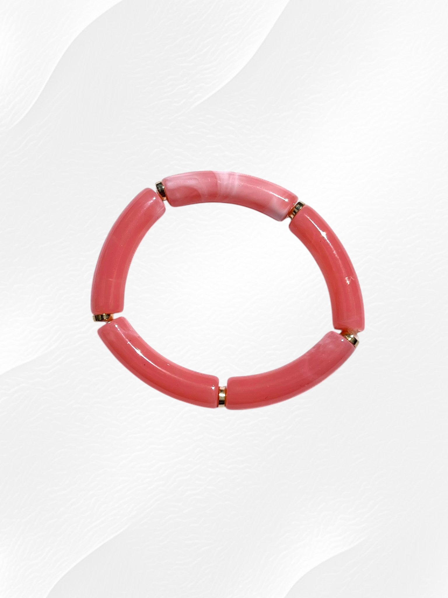 Bracelet pour enfant monté sur élastique.
Perles en acrylique rose marbré et petites perles intercalaires dorées en plastique.