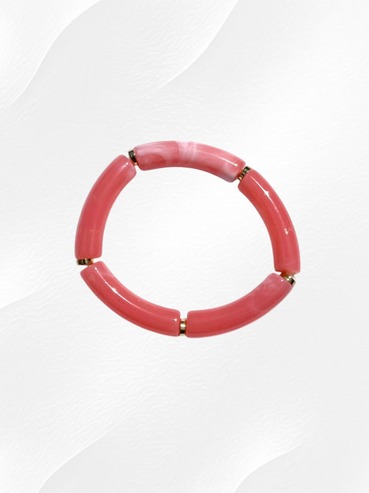 Bracelet pour enfant monté sur élastique.
Perles en acrylique rose marbré et petites perles intercalaires dorées en plastique.