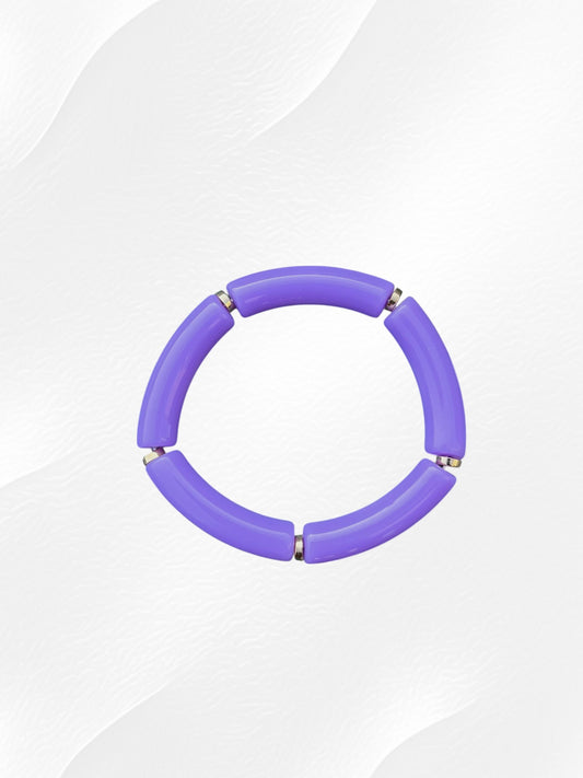 Bracelet pour enfant monté sur élastique.
Perles en acrylique violet et petites perles intercalaires dorées en plastique.