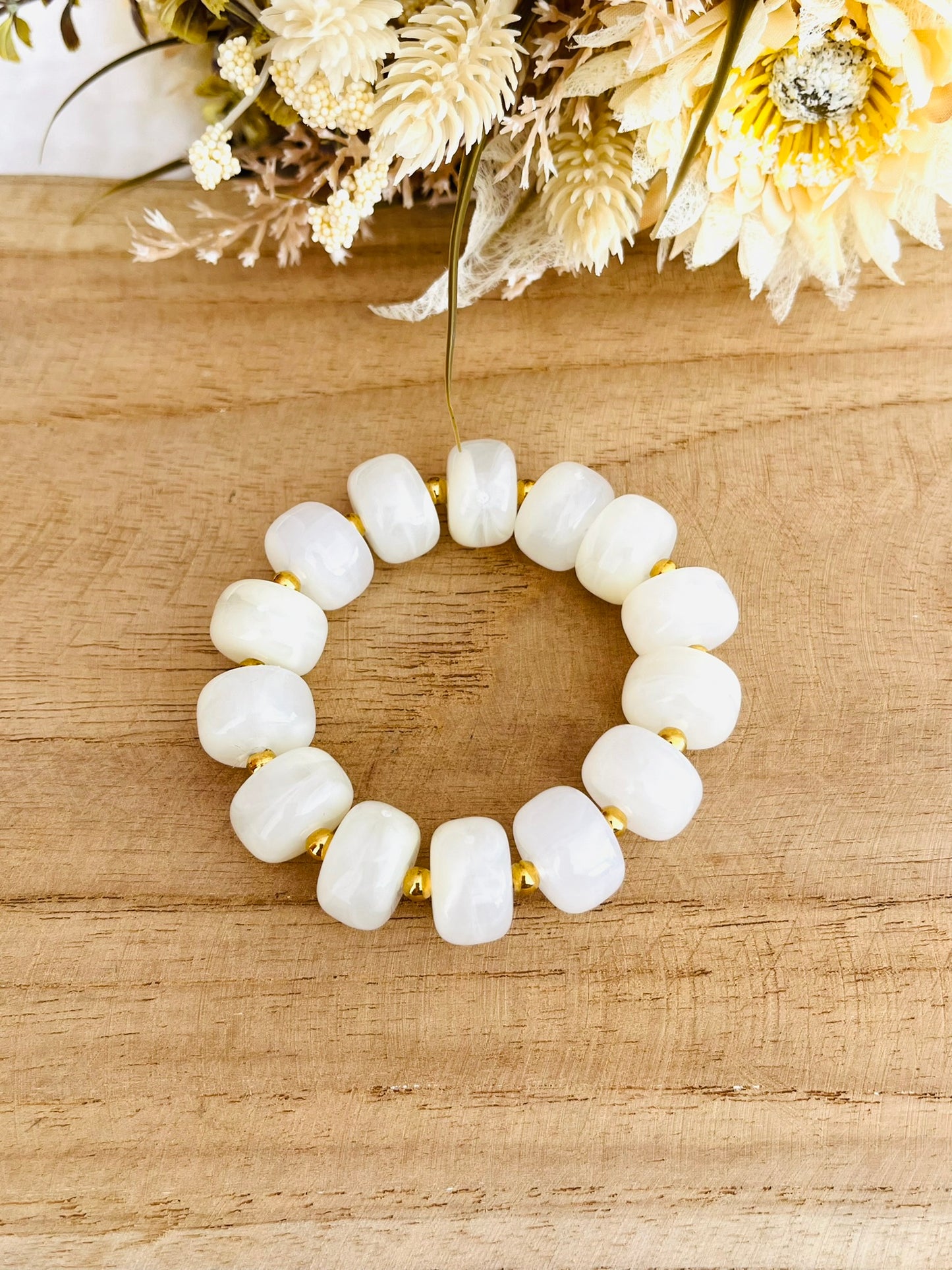 Bracelet élastique en perles résine écru.
Perles intercalaires en acier inoxydable doré de 4mm
Bijou fantaisie fait main