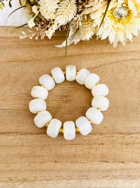 Bracelet élastique en perles résine écru.
Perles intercalaires en acier inoxydable doré de 4mm
Bijou fantaisie fait main
