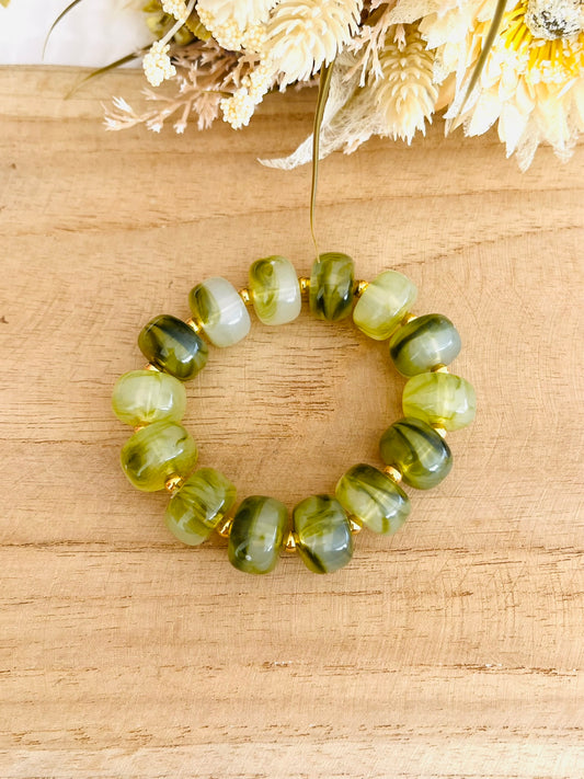 Bracelet élastique en perles résine vert marbré.
Perles intercalaires en acier inoxydable doré de 4mm.
Bijou fantaisie fait main.