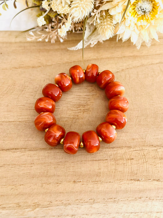 Bracelet élastique en perles résine couleur terracotta.
Perles intercalaires en acier inoxydable doré de 4mm
Bijou fantaisie fait main