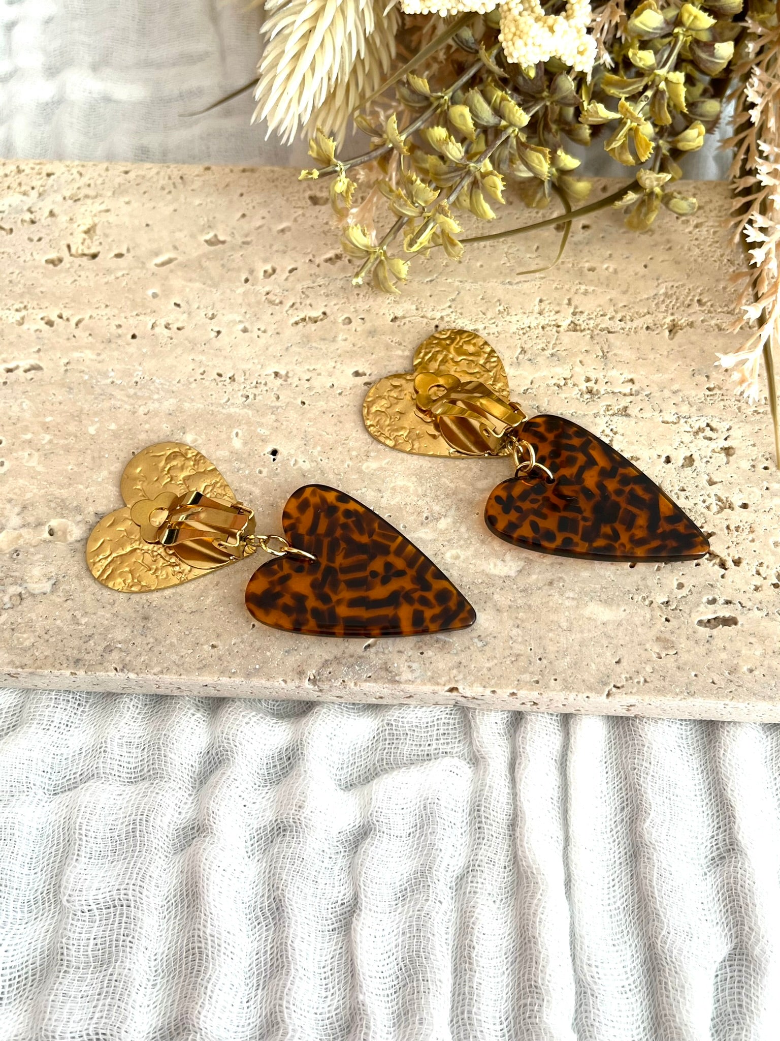 Boucles d'oreilles à clips fantaisie fait main.
Clips d'oreilles coeur martelé en acier inoxydable doré.
Pendants coeur en acrylique imprimé léopard marron et noir.
Bijou fantaisie fait main.