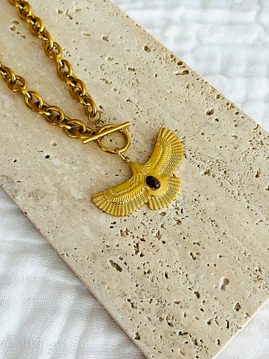 Collier fantaisie fait main.
Chaîne à gros maillons avec fermoir en T. Pendentif Aigle avec cabochon Oeil de tigre.
Bijou fantaisie fait main.