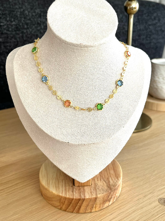 Collier fantaisie fait main.
Chaîne en laiton doré sertie de cristaux en verre rose, bleu, vert.