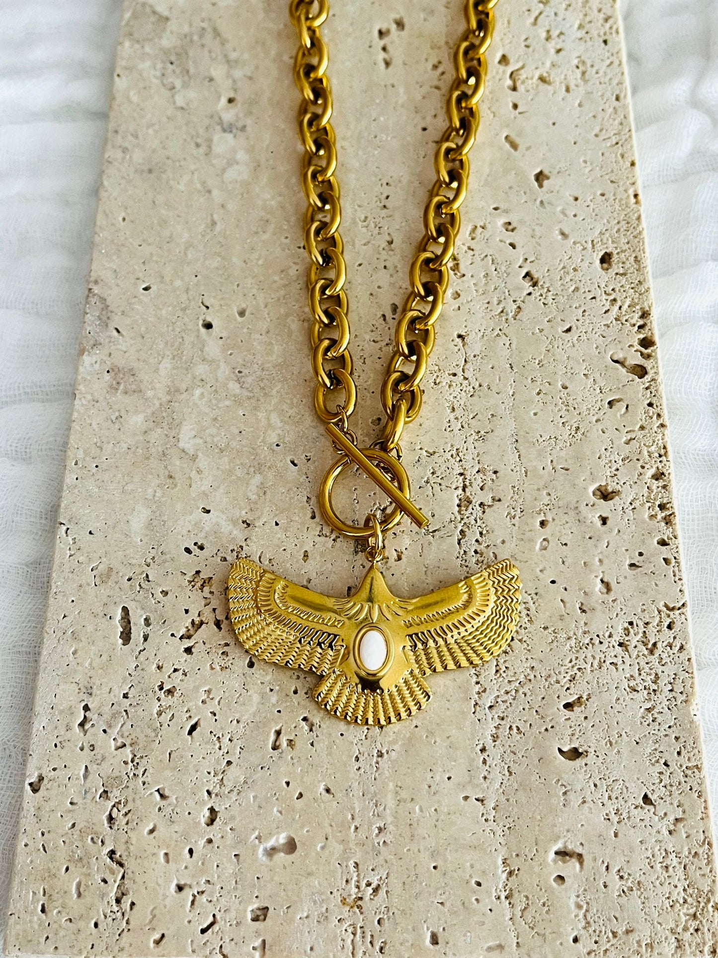 Collier fantaisie fait main.
Chaîne à gros maillons avec fermoir en T. Pendentif Aigle avec cabochon jade blanc.
Bijou fantaisie fait main.