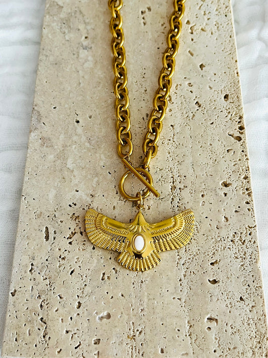 Collier fantaisie fait main.
Chaîne à gros maillons avec fermoir en T. Pendentif Aigle avec cabochon jade blanc.
Bijou fantaisie fait main.