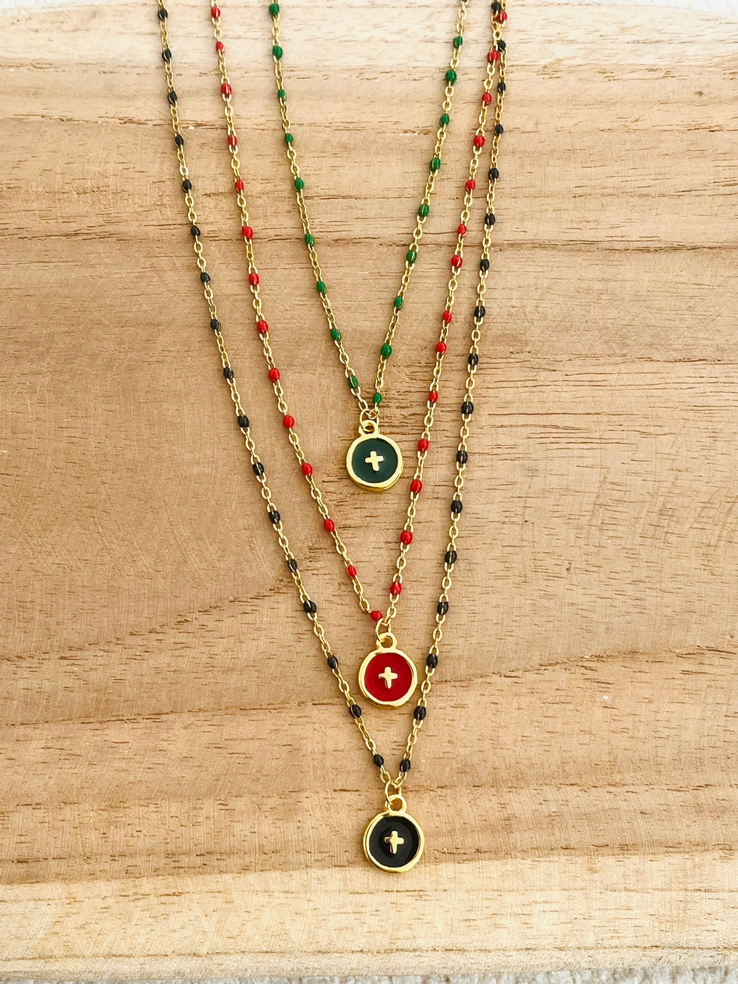 Collier fantaisie en acier inoxydable et résine epoxy. Pendentif rond avec une croix. Bijou fantaisie fait main.